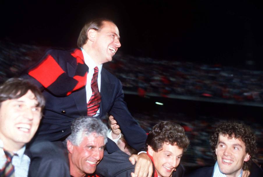 Il 15 maggio 1988 il Milan diventa campione d&#39;Italia pareggiando 1-1 a Como: la squadra si trasferisce a a San Siro per festeggiare il primo scudetto dell&#39;era Berlusconi. Omega